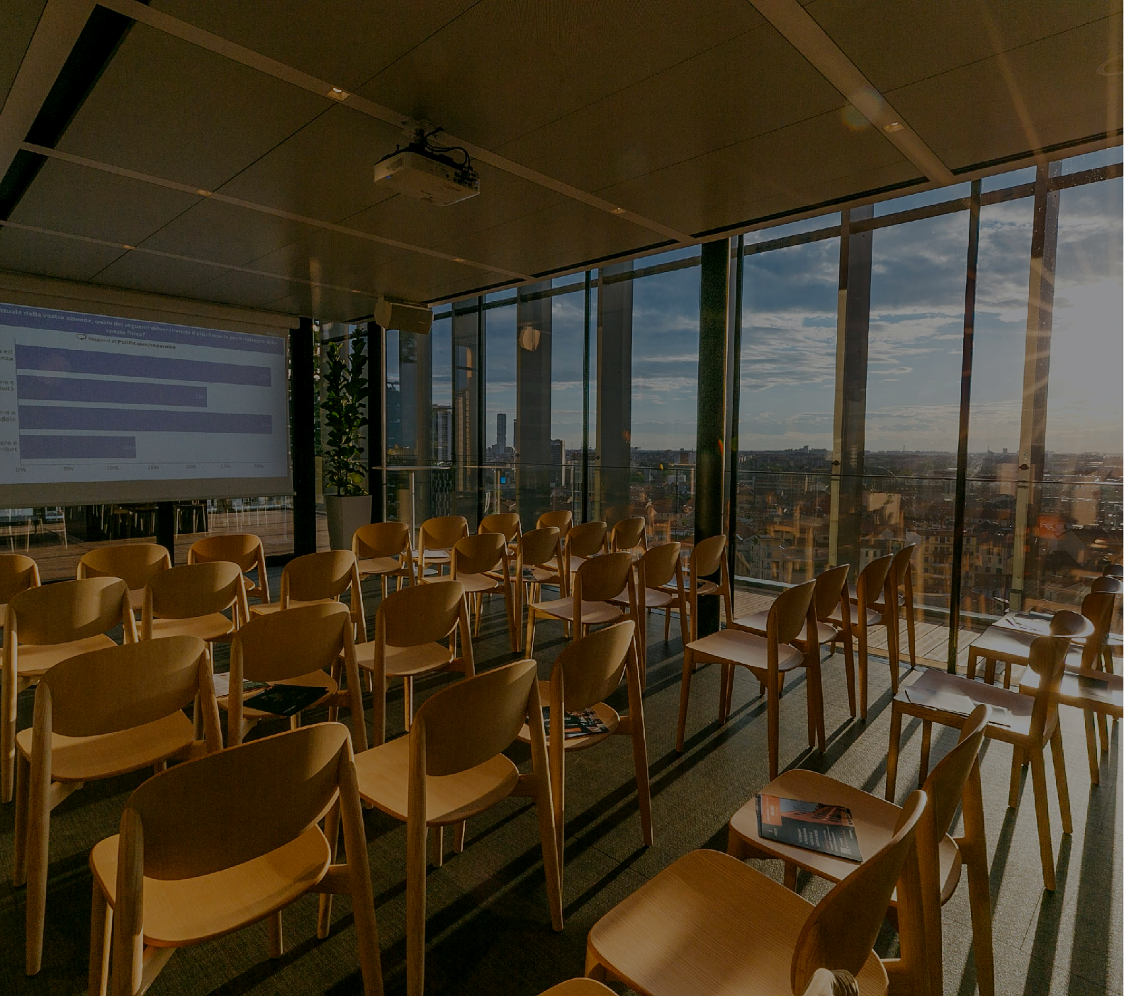 关键词：智慧办公，，，，观景会议室，，智能投影，，深圳市谐和信息科技;描述：深圳市谐和信息科技智慧办公场景下的观景会议室，，，，配备智能投影等设备，，，，助力高效会议